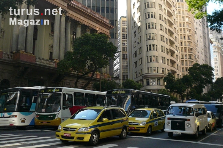 Taxen und Linienbusse im Stadtzentrum von Rio de Janeiro zur Rush Hour