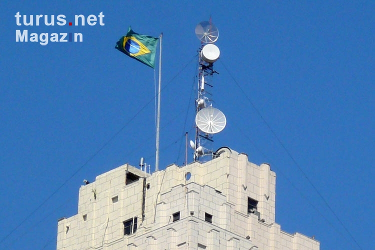 Satellitenschüsseln und Brasiliens Flagge auf einem Gebäude