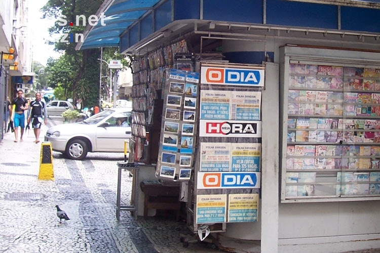 Brasilianische Presse: Zeitungskiosk mit Zeitungen und Zeitschriften in Rio de Janeiro, Brasilien