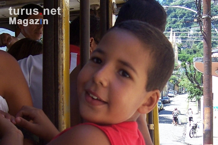Brasilianischer Junge unterwegs mit der Bonde in Rio de Janeiro