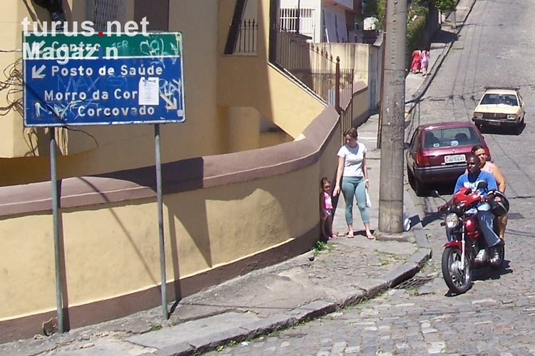 Motorradfahrer im Stadtteil Santa Teresa in Rio de Janeiro