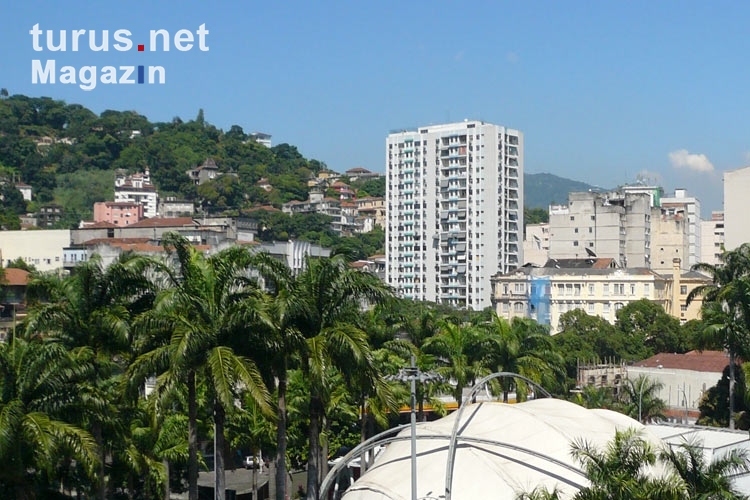 Viel Grün zwischen Hochhäusern und Wohnhäusern in Rio de Janeiro