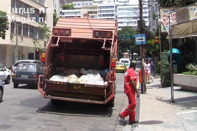 Müllabfuhr bei der Arbeit in Rio de Janeiro