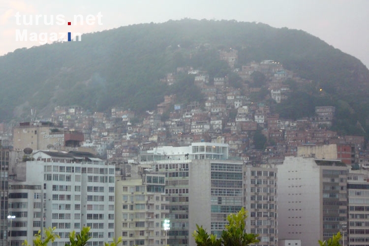Blick auf die Hochhäuser Copacabanas und die Favelas von Rio de Janeiro