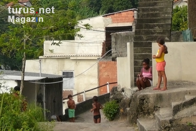Schlichte Wohnhäuser in dem Städtchen Guaratiba in Brasilien