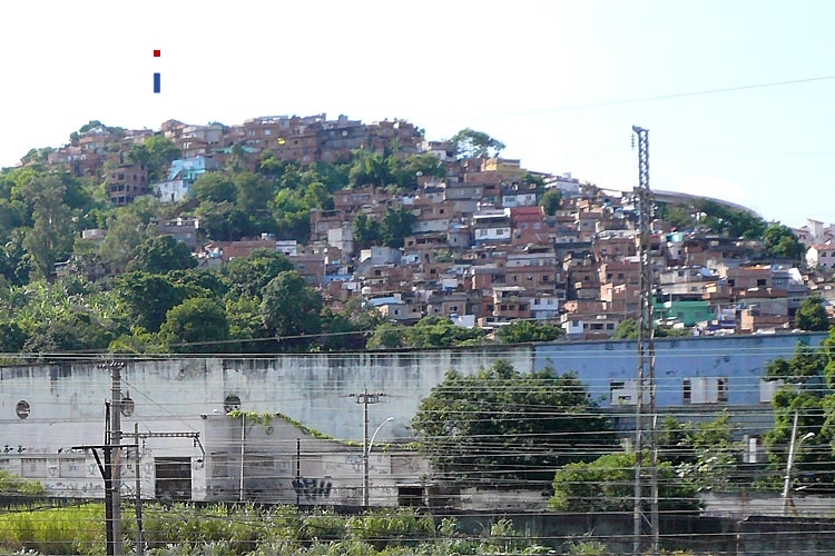 Blick auf eine typische Favela in Rio de Janeiro, Brasilien
