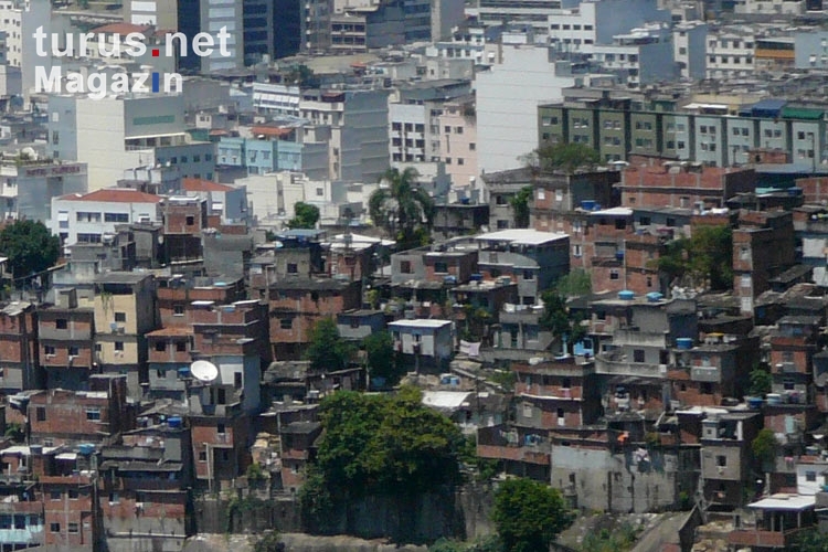 Blick auf eine typische Favela in Rio de Janeiro, Brasilien
