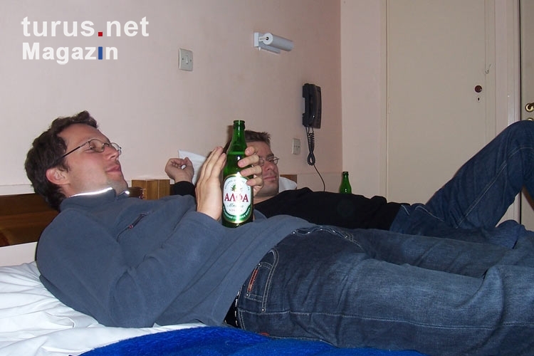 Ein griechisches Bier in einem Hotelbett zu sich nehmen...