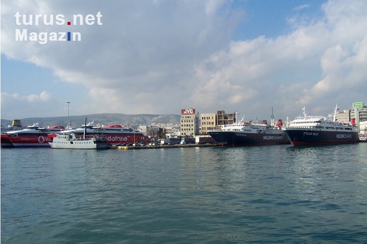 Passagierschiffe im Hafen von Piräus bei Athen