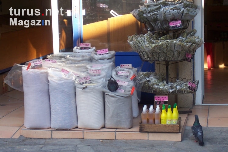 Körnerwaren in Säcken vor einem Geschäft in Athen