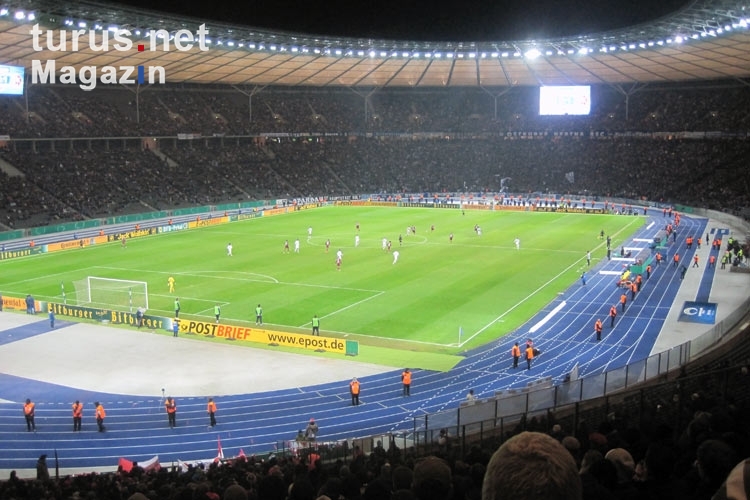 Fans des 1. FC Kaiserslautern bei Hertha BSC im Berliner Olympiastadion, DFB-Pokal-Achtelfinale 2011