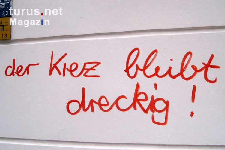 Der Kiez bleibt dreckig - Schriftzug an einer Hauswand in Berlin Neukölln