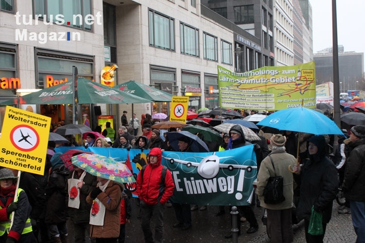 Demonstration in Berlin-Mitte: Gegen die geplanten Flugrouten und Nachtflüge, 21. Januar 2012