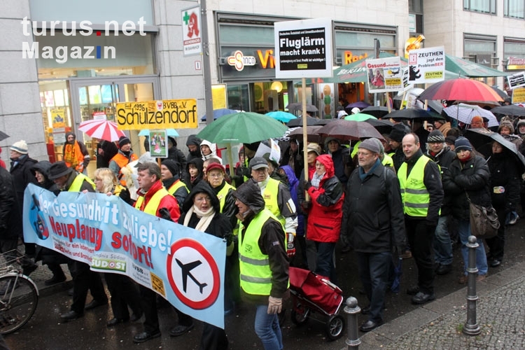 Demonstration in Berlin-Mitte: Gegen die geplanten Flugrouten und Nachtflüge, 21. Januar 2012