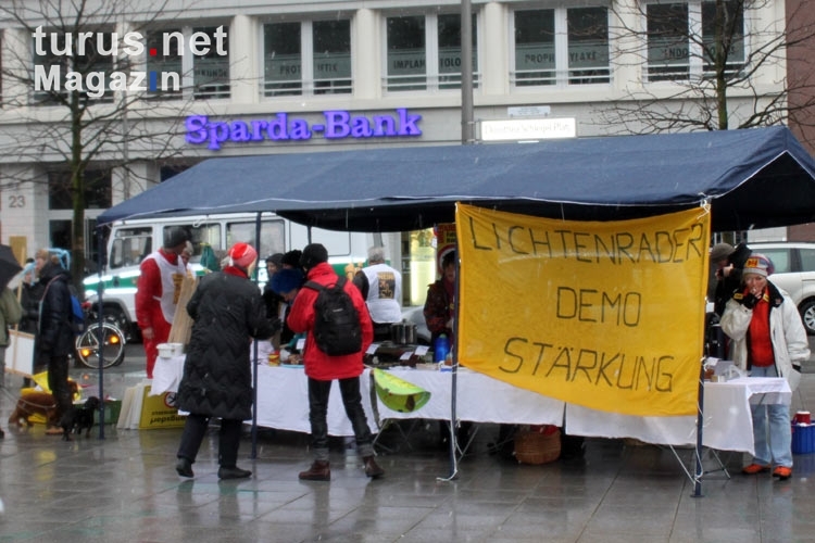 Leckeren Kuchen am Stand der Lichtenrader Demo-Stärkung bei der Demo in Berlin-Mitte