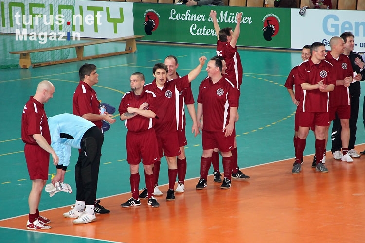 Aufstellen der Mannschaften beim Bitburger Hallenfußball-Cup 2012 in der Sporthalle am Sportforum