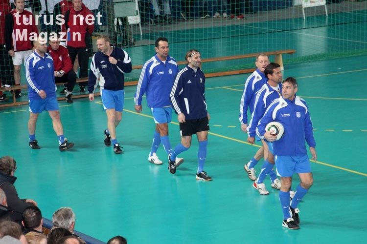 Aufstellen der Mannschaften beim Bitburger Hallenfußball-Cup 2012 in der Sporthalle am Sportforum