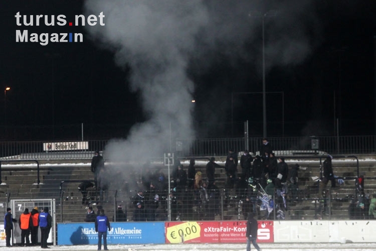 Nach dem Spiel gegen Münster werden die Spruchbänder im Block verbrannt...