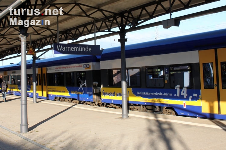 Ein Zug des Interconnex am Bahnhof Warnemünde