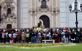 Sonntagsprozession in Lima, Peru