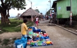 Straßenverkäufer in Santa Rosa im Amazonasgebiet von Peru