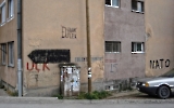 Schriftzug an Hauswand in Pristina
