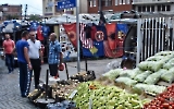 albanische Flaggen auf einem Markt