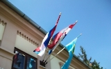 serbische und kroatische Flagge am Gemeindehaus
