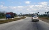 Auf einer Autobahn in Kuba
