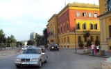 Unterwegs im Stadtzentrum der albanischen Hauptstadt Tirana, Albanien