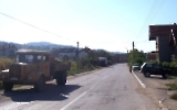 alter LKW am Straßenrand in einem serbischen Dorf