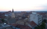 Blick auf die serbische Stadt Kikinda im Abendlicht, Vojvodina in Serbien