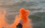 orange-rote Rauchfackel: Mayday auf hoher See...
