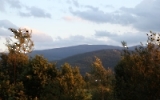 Blick auf die Bergkette des Karkonosze im Abendlicht