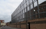 meterhoher Zaun einer nordirischen Polizeistation in Belfast