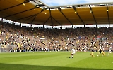 Alemannia Aachen Fans am Spielfeldrand vor Aufstieg Platzsturm 27.04.2024