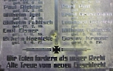 Einschusslöcher (2. Weltkrieg) in einem Denkmal (1. Weltkrieg)