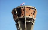 Einschusslöcher im Wasserturm von Vukovar