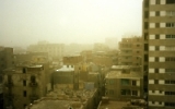 Sahara-Staub über den Wohnvierteln von Kairo