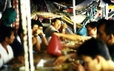 gemeinsame Mahlzeit an Deck eines Amazonas-Schiff
