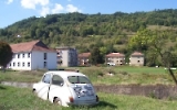 verlassenes Fahrzeug in einem serbischen Dorf