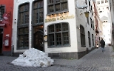 Schneehaufen in der Kölner Altstadt im September 2013