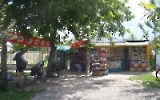 Eine Snackpause an einem kleinen Laden / Kiosk in der serbischen Vojvodina