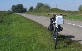 Das Fahrrad am Straßenrand - unterwegs auf dem ICT in der serbischen Vojvodina