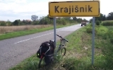 Der Unterschlupf von Ratko Mladic in Lazarevo ist nicht weit - Ortseingang von Krajisnik