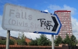 Wegweiser nach Falls (Divis Street) im nordirischen Belfast