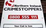 Northern Ireland Crimestoppers - Schild mit gratis-Telefonnummer