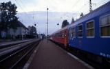 Zug auf dem Bahnhof der slowakischen Stadt Strba