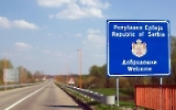 Willkommen in Serbien! Schild an der serbisch-kroatischen Grenze bei Batina und Bezdan