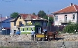 Arbeiter klopfen Steine am Bahnhof der bulgarischen Stadt Kjustendil